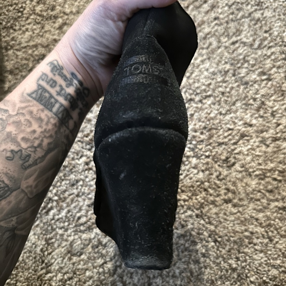 𝙑𝙂𝙐𝘾 𝙏𝙊𝙈𝙎 𝖲𝗎𝖾𝖽𝖾 booties - 𝙎𝙄𝙕𝙀 6 - Picture 4 of 5